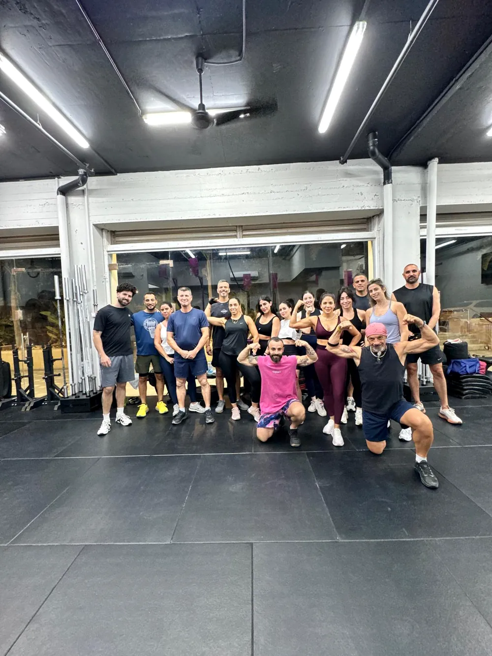 מתאמנים אחרי WOD במועדון TARGET